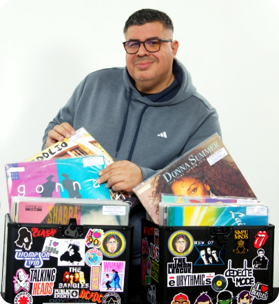 DJ Bubu en la cabina de radio